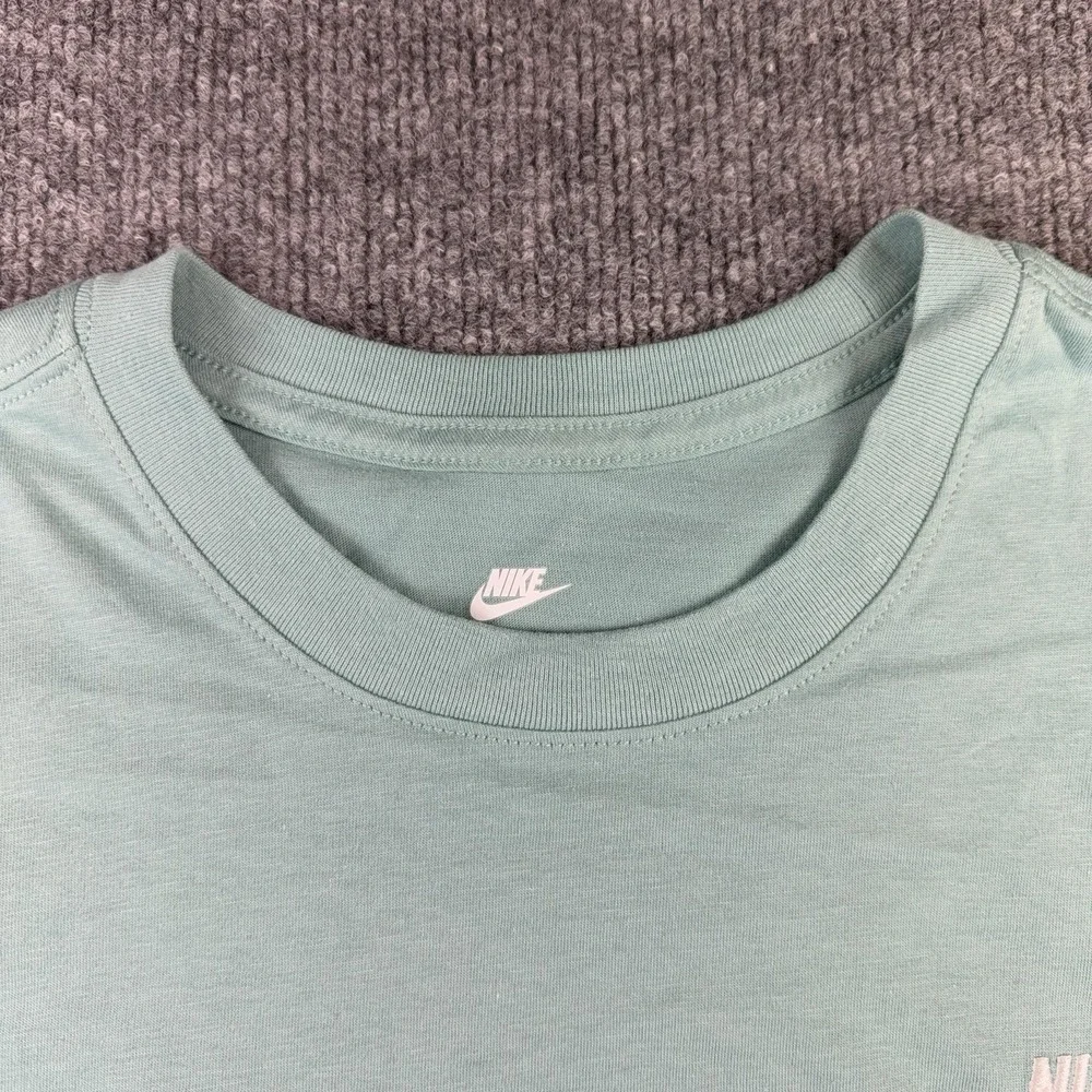 Nike Shirt Mens Small Green The Nike Tee Embroidered Swoosh Logo Cotton Crewneck